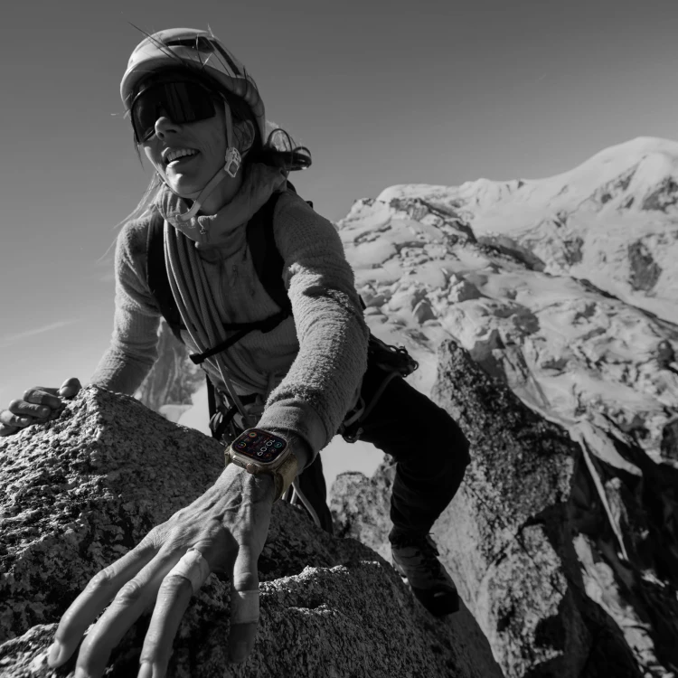 Apple_Watch_Ultra_2_Cellular_49mm_Titanium_Olive_Alpine_Loop_PDP_Image_Position-7__en-US.jpg