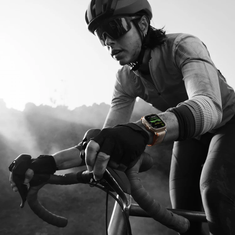 Apple_Watch_Ultra_2_Cellular_49mm_Titanium_Blue_Black_Trail_Loop_PDP_Image_Position-5__en-US.jpg