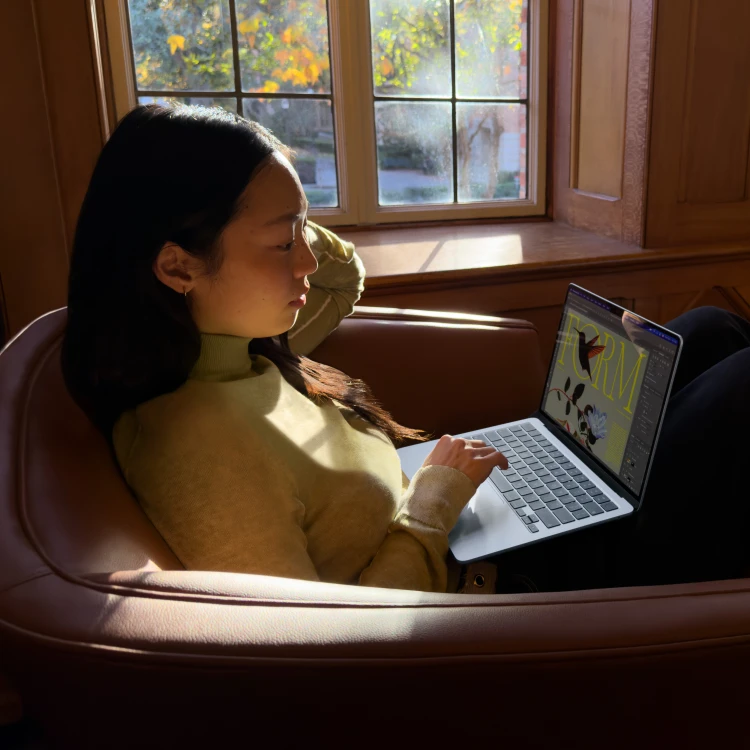 MacBook_Air_13-in_M5_Sky_Blue_PDP_Image_Position_7__pl-PL.jpg